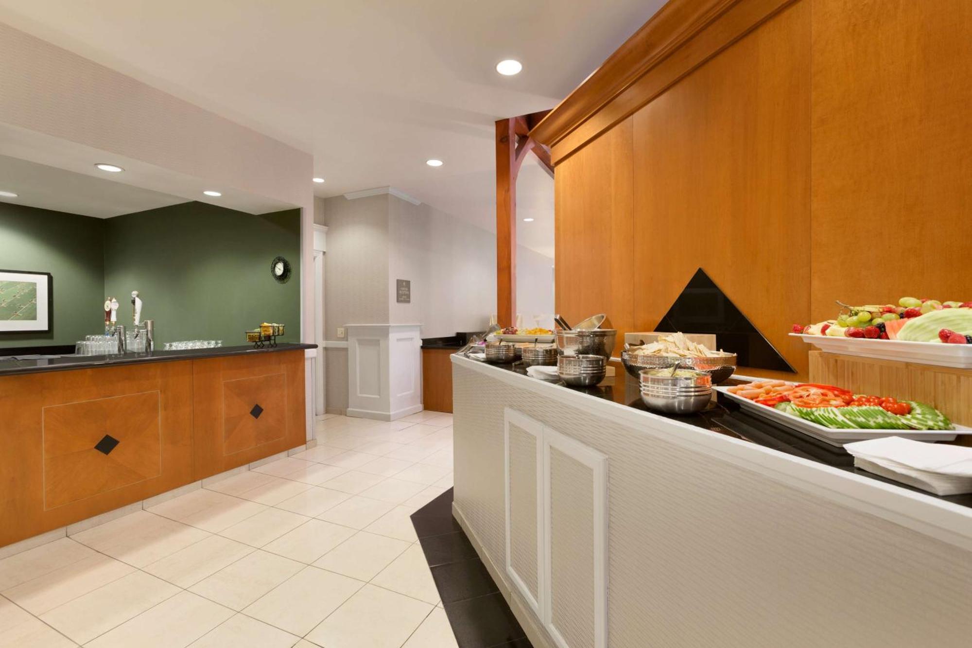 Embassy Suites Newark - Wilmington/South Dış mekan fotoğraf